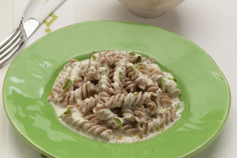 Pasta di farro con sugo freddo alle noci