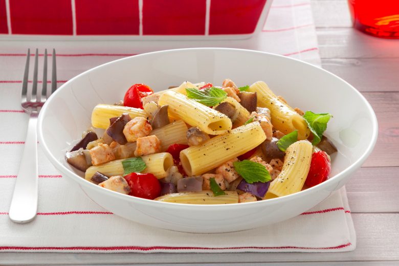 Pasta fredda con melanzane e pesce spada