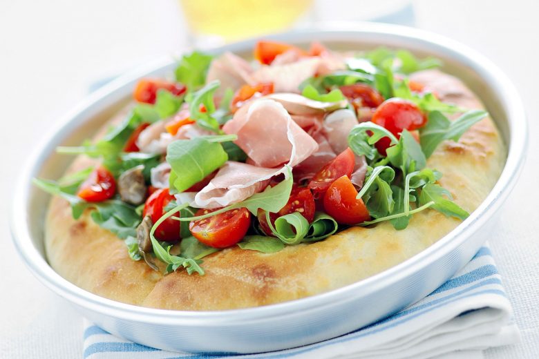 Pizza crudaiola con prosciutto