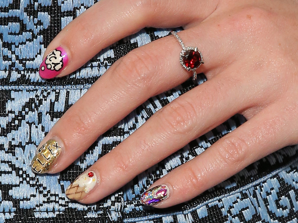 scritte sulle unghie