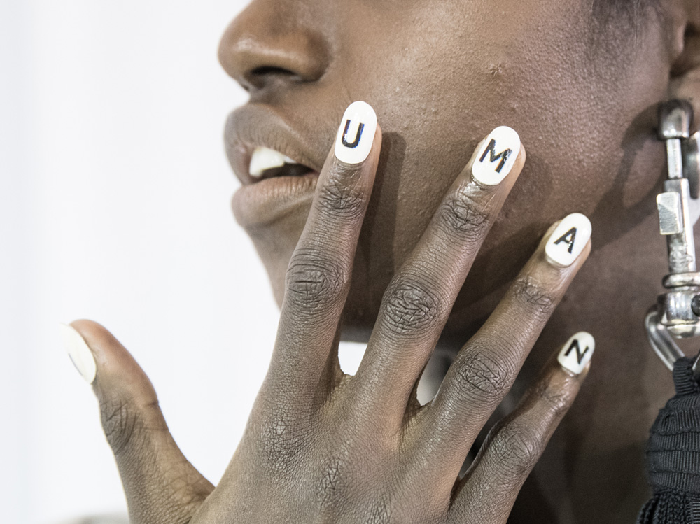 scritte sulle unghie