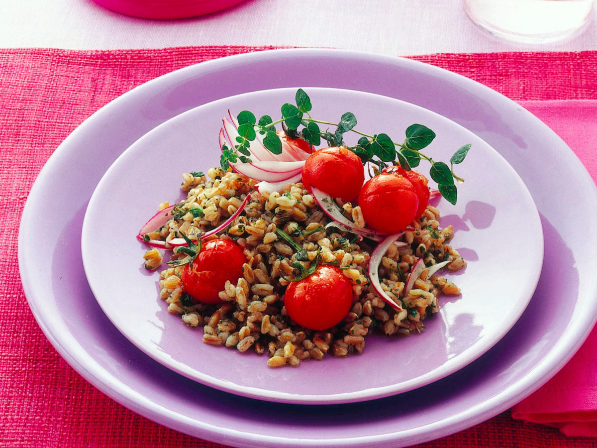 Insalata di farro con pompelmo rosa e ciliegini