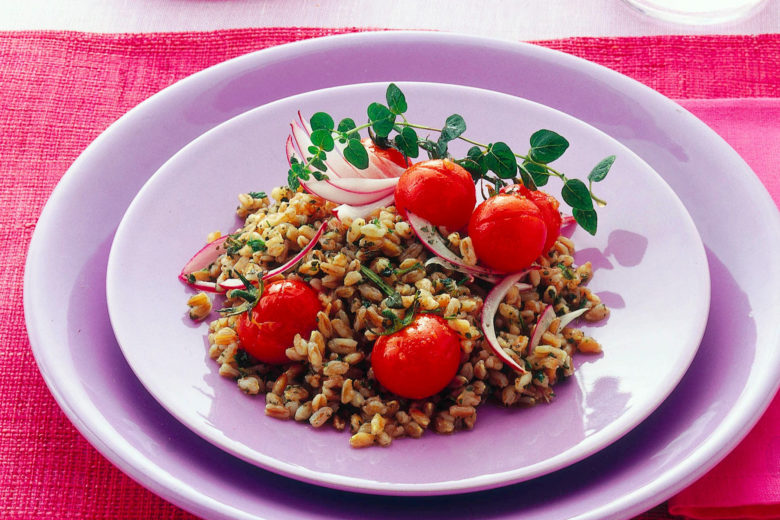 Insalata di farro con pompelmo rosa e ciliegini