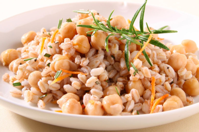 Insalata di farro invernale con ceci