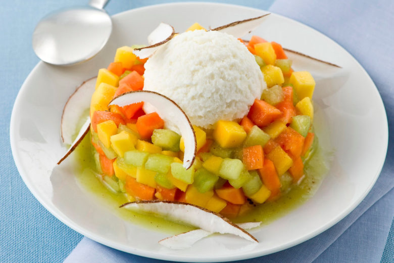 Macedonia di frutta esotica con gelato
