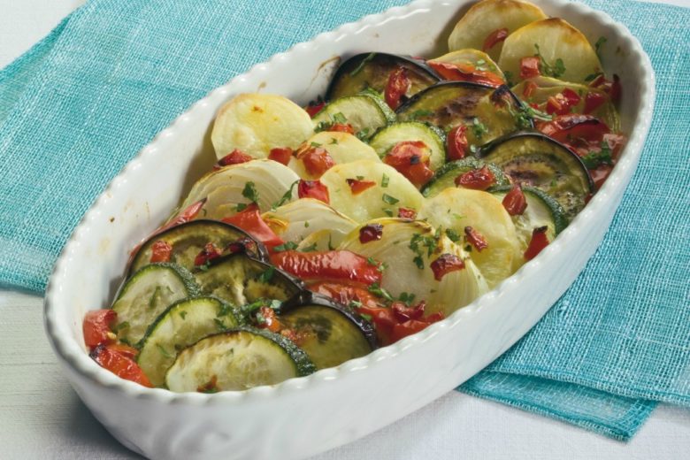 Melanzane, patate, cipolle e zucchine trifolate al forno