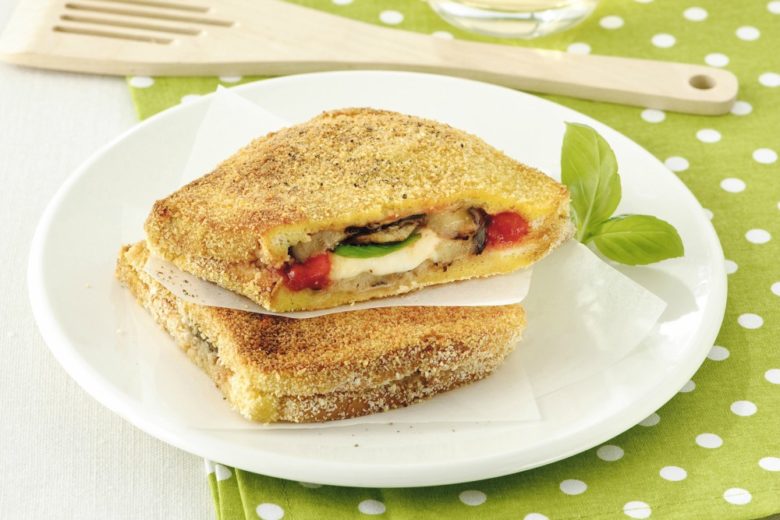 Mozzarella in carrozza al forno con le melanzane