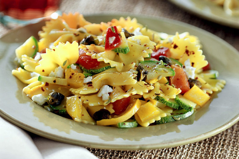 Pasta fredda con verdure e feta