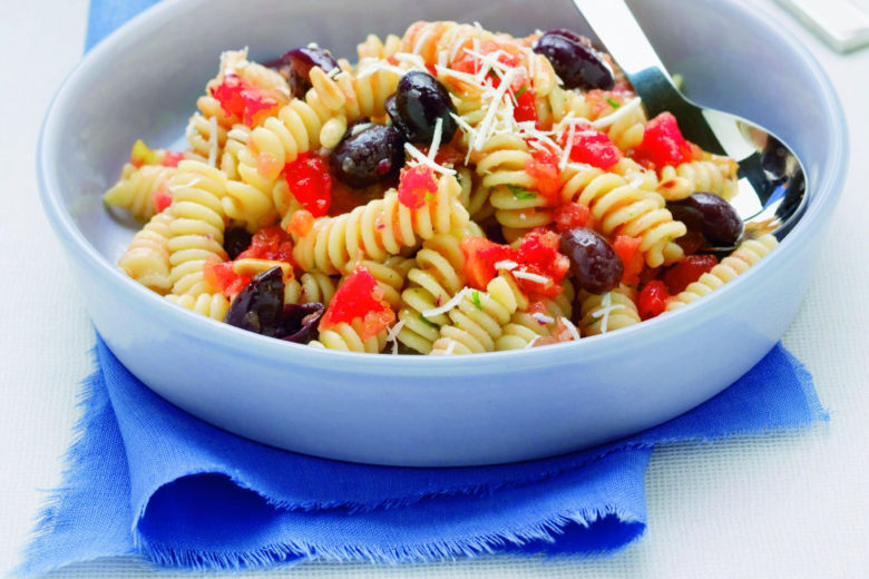Pasta fredda vegetariana alla mediterranea