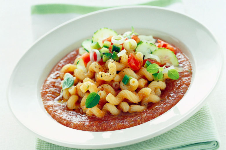 Sugo di gazpacho freddo con pasta calda