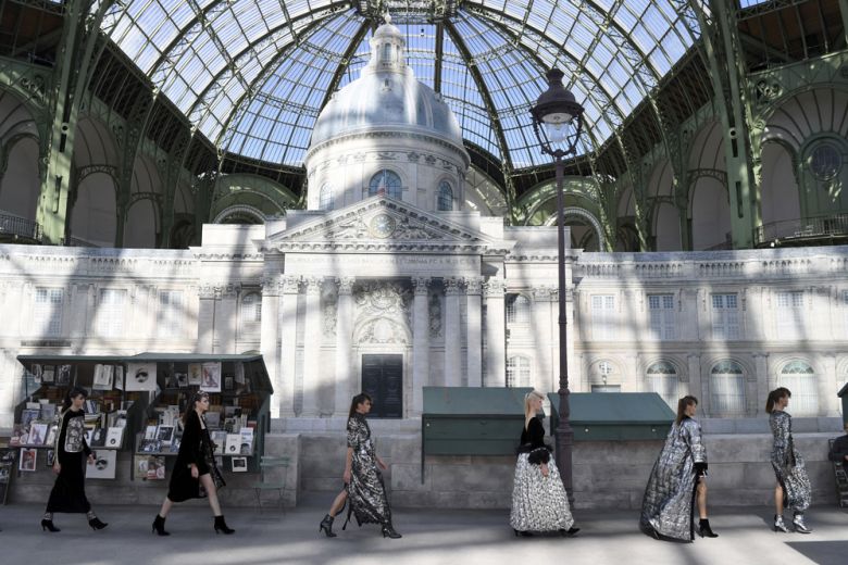 L’Haute Couture sfila lungo la Senna con Chanel