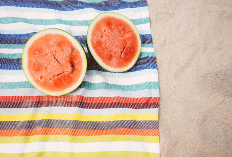 Pranzo in spiaggia, i cibi sì e i cibi no da mangiare al mare