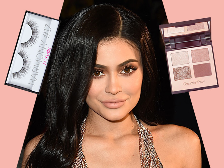 Copia il beauty look preferito di Kylie Jenner, con viso scolpito e labbra nude