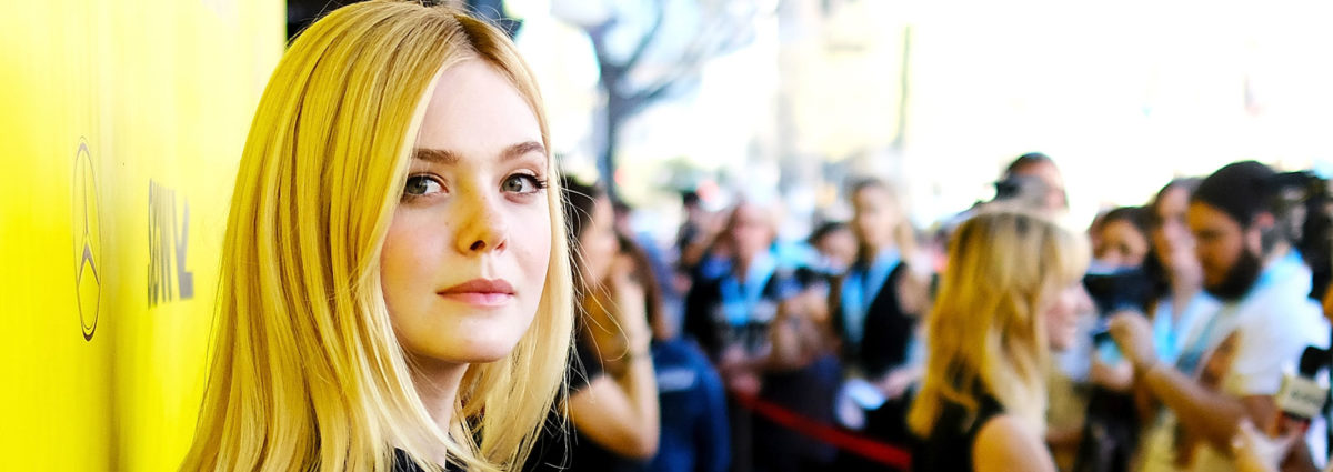 elle-fanning-agosto-desk