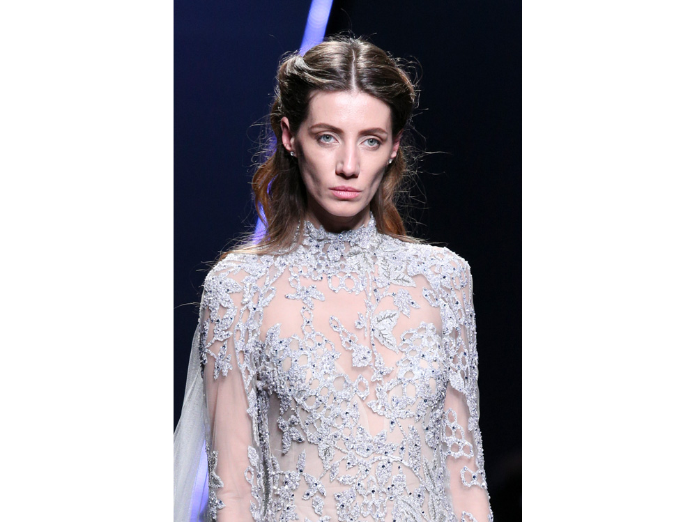 Acconciature capelli semiraccolti sposa le idee più glam per il 2019 (5)