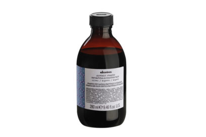 capelli-grigi-come-si-curano-e-i-tagli-adatti-per-le-chiome-argento-Davines_Alchemic_Shampoo_Silver