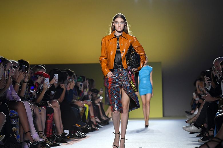 Versace: la sfilata SS 2019 (con le top del momento e un’icona del passato)