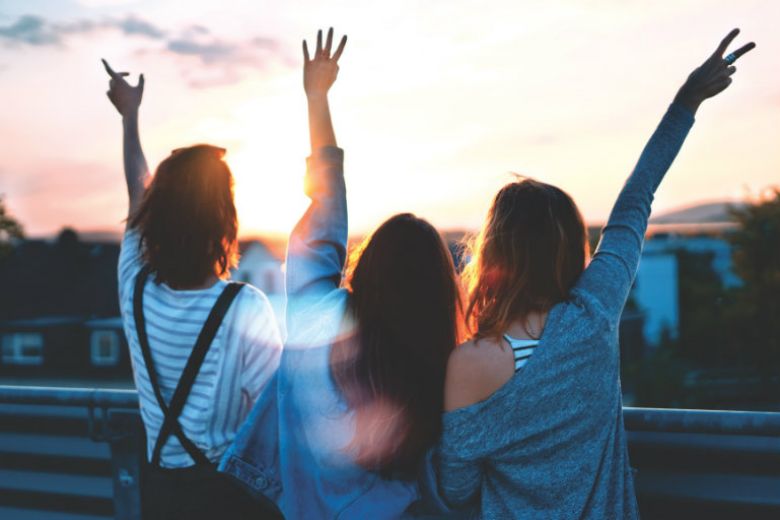 Harvard ha scoperto i 6 fattori che fanno vivere più a lungo (e felici)