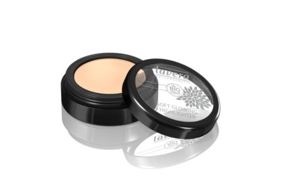 lentiggini-come-esaltare-con-la-base-make-up-giusta-LAVERA-Soft-Glowing-Highlighter—Golden-Shine-03