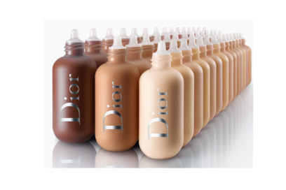 lentiggini-come-esaltare-con-la-base-make-up-giusta-m727-backstage-line-18-p01e-fdt-fluide-gamme_ana_f39