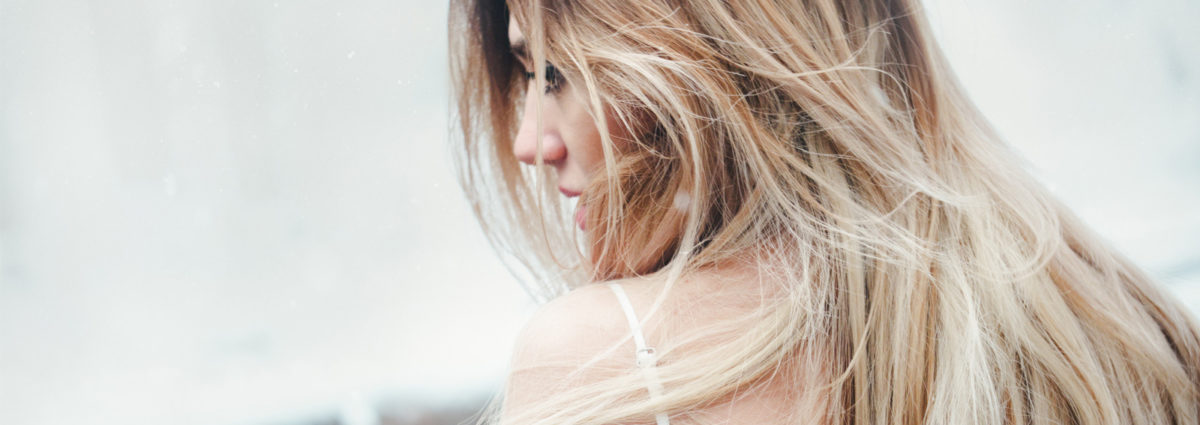 toasted-coconut-hair-capelli-biondi-sfumati-tendenza-tinta-autunno-inverno-2018-2019-cover-desktop