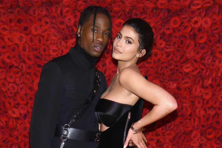Kylie Jenner e Travis Scott comprano casa: 7 camere da letto, 10 bagni