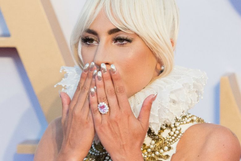 Lady Gaga si è fidanzata (con al dito un anello rosa da 400mila dollari)