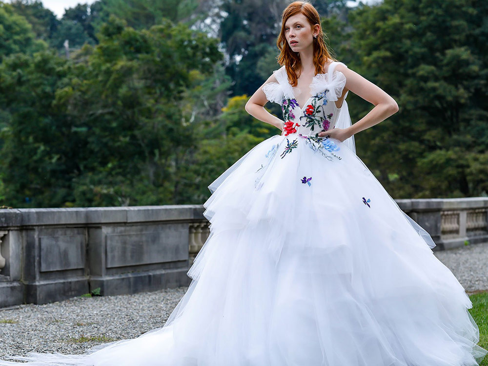 Abiti da sposa colorati: rosa, azzurro o multicolor, i modelli del 2019