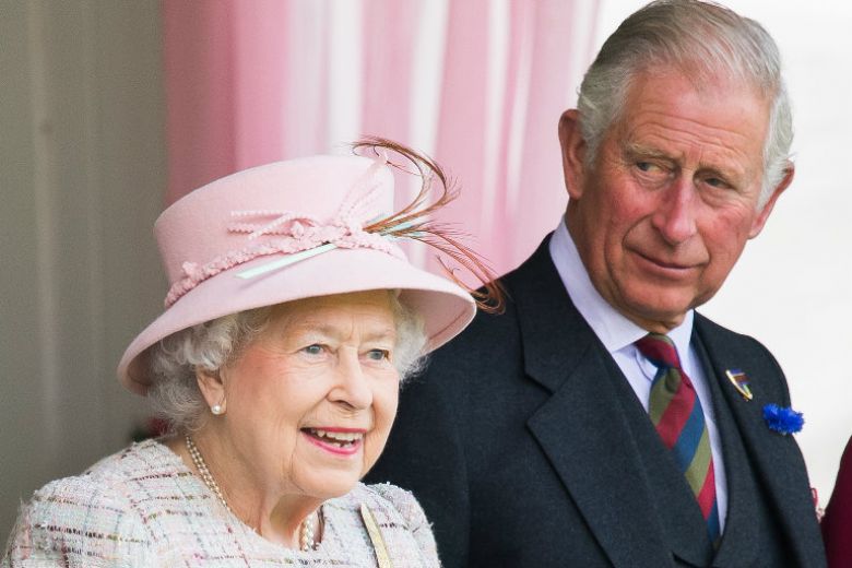 La Regina Elisabetta non ha nessuna intenzione di abdicare (e al Principe Carlo va bene così)