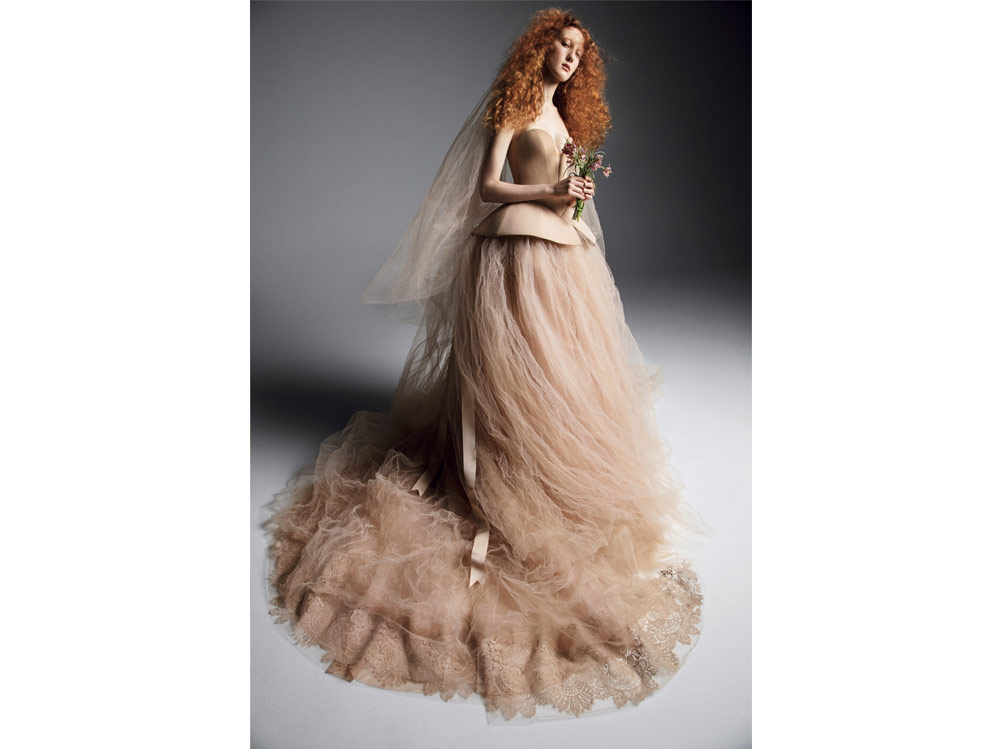 Abiti da sposa colorati: rosa, azzurro o multicolor, i modelli del 2019