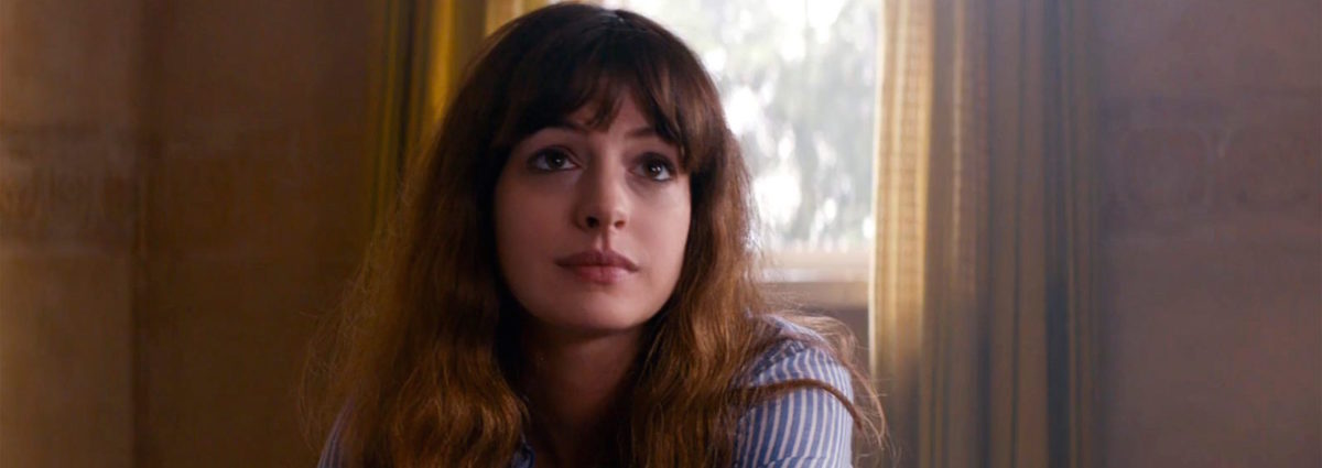 Anne Hathaway camicia azzurra