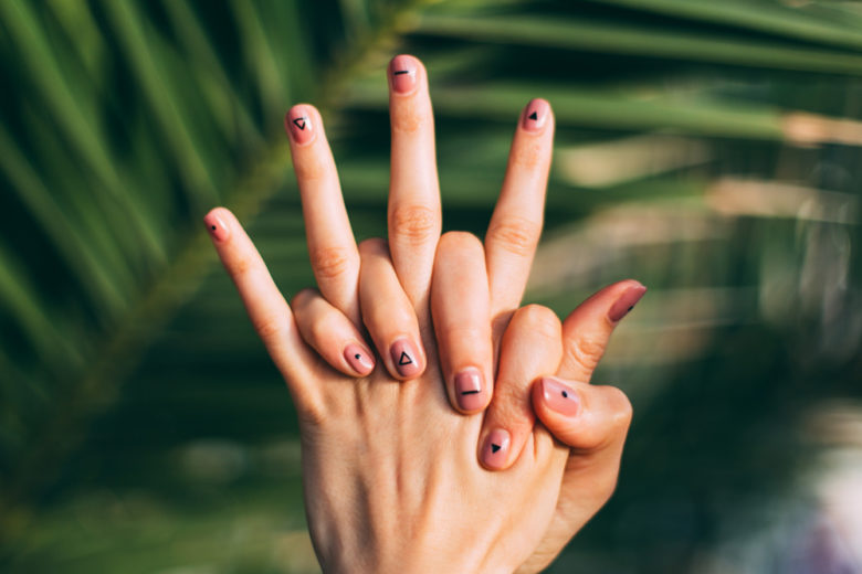 Nail art nude 2019: le idee per unghie semplici con un tocco glam in più