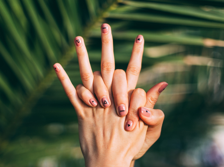 Nail-art-nude-2019-idee-unghie-semplici-con-un-tocco-glam-in-più-cover-mobile