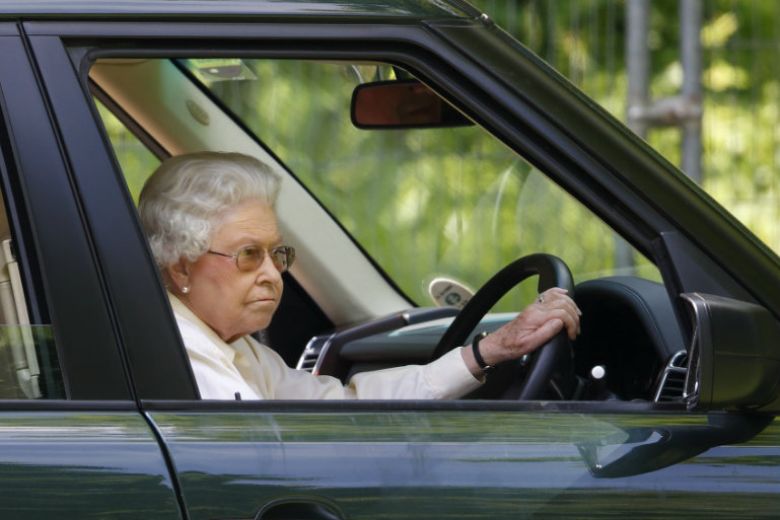 La Regina Elisabetta non ha la patente ma guida lo stesso. Ecco perché