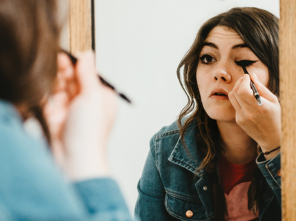 5 trucchi per applicare bene l’eyeliner che ogni donna dovrebbe sapere (4)