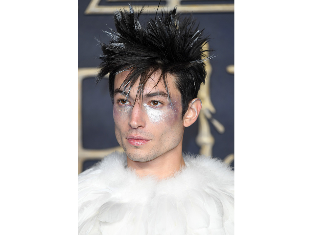 ezra miller beauty look make up capelli stile (1)