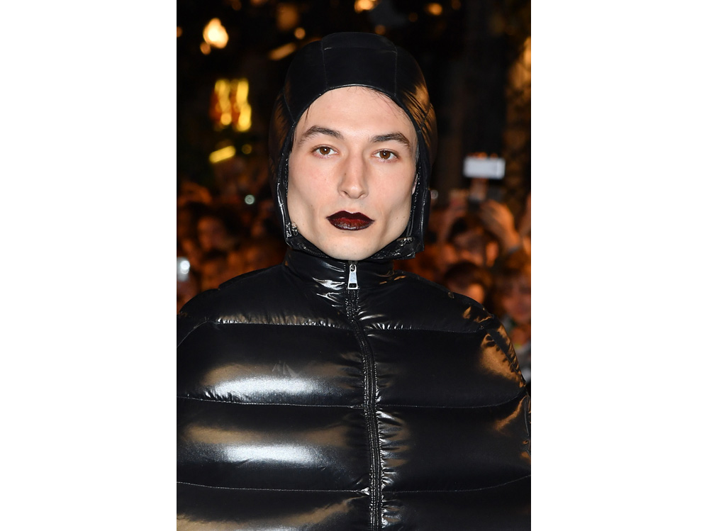 ezra miller beauty look make up capelli stile (10)