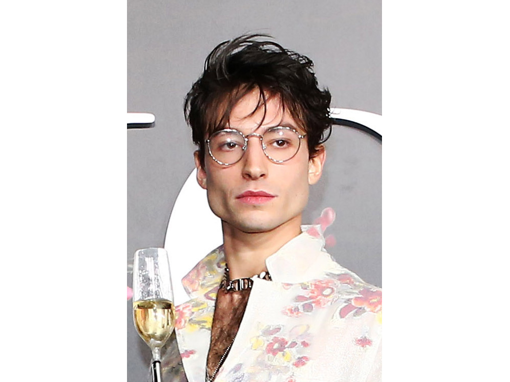 ezra miller beauty look make up capelli stile (2)