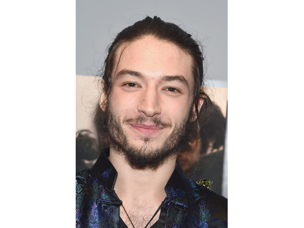 ezra miller beauty look make up capelli stile (3)