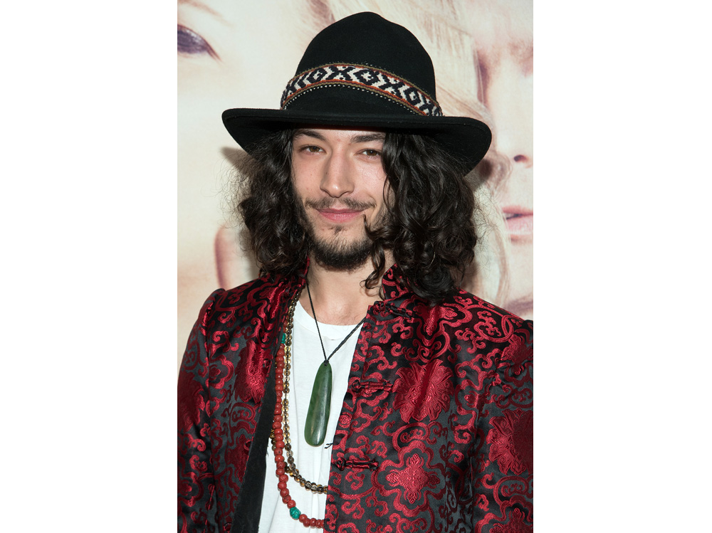 ezra miller beauty look make up capelli stile (4)