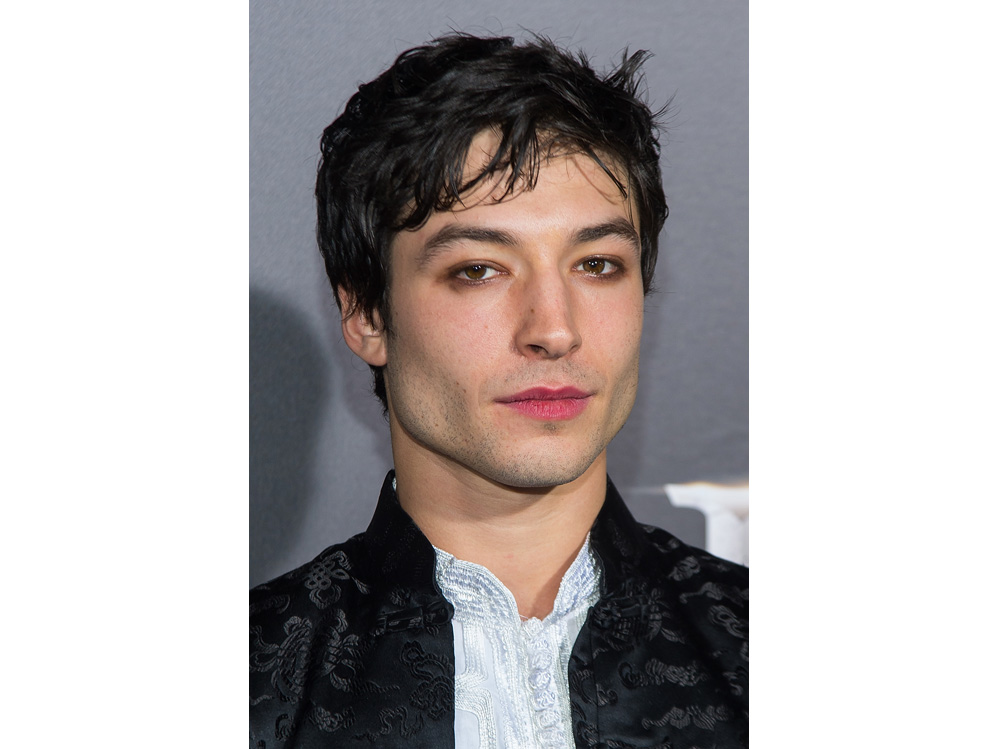 ezra miller beauty look make up capelli stile (5)