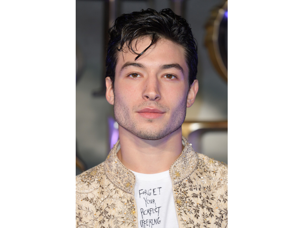 ezra miller beauty look make up capelli stile (6)