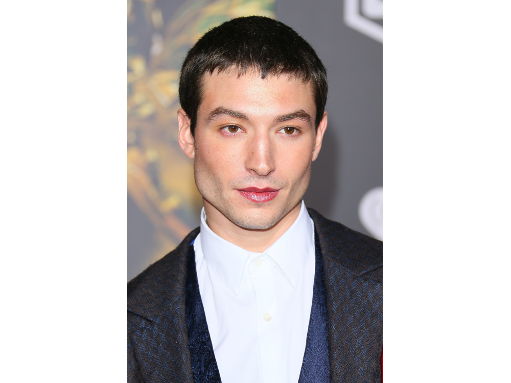 ezra miller beauty look make up capelli stile (7)