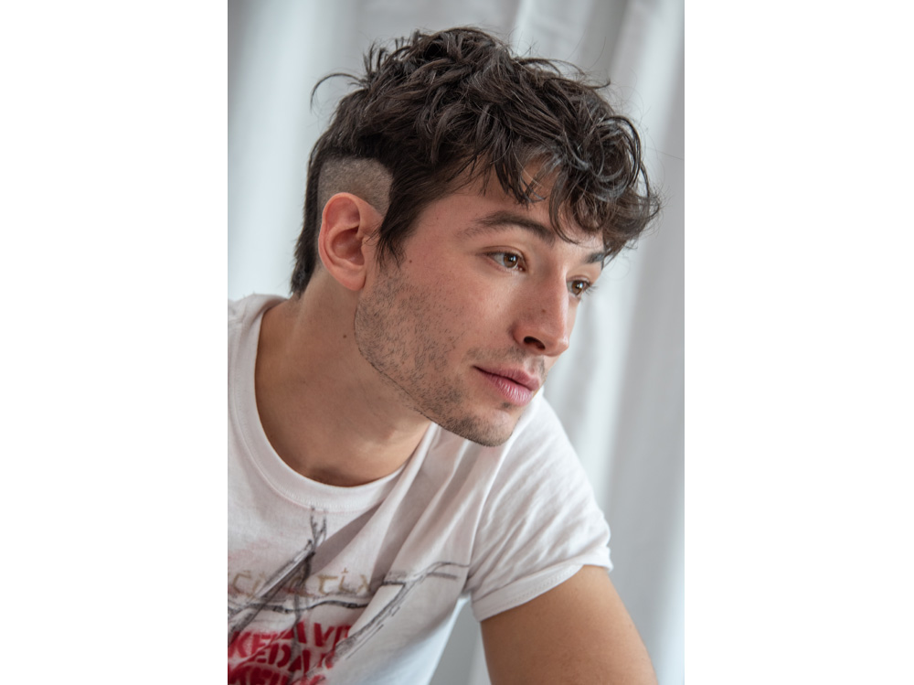 ezra miller beauty look make up capelli stile (8)