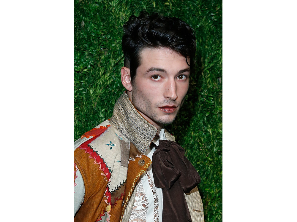 ezra miller beauty look make up capelli stile (9)