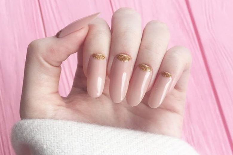 Nail art nude con dettagli metallici: le idee unghie 2019 da copiare