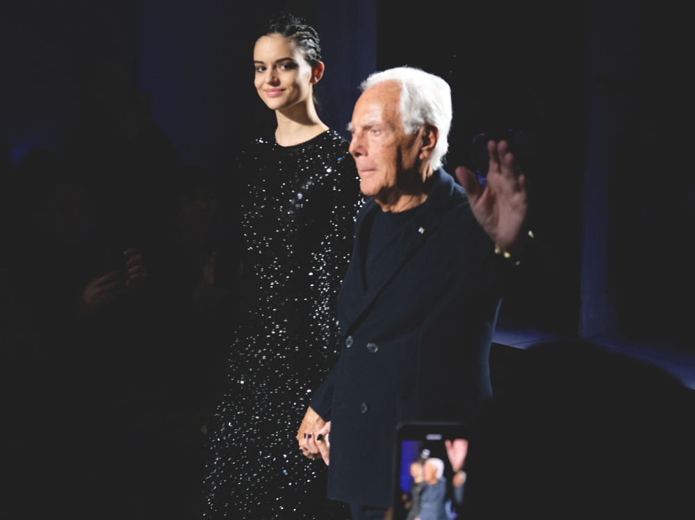 Giorgio Armani: la sfilata autunno inverno 2019 celebra il blu