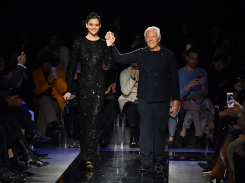 Giorgio Armani: la sfilata autunno inverno 2019 celebra il blu
