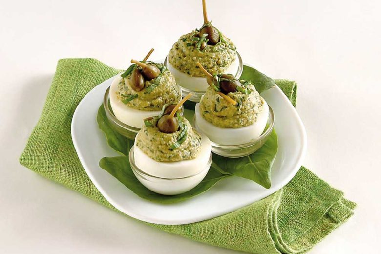 Uova sode con mousse di tonno e capperi