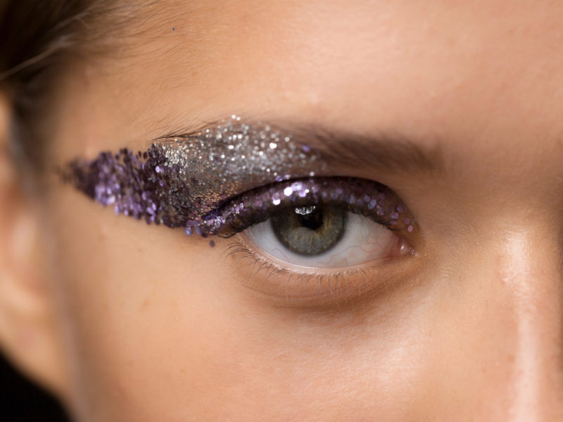 4_PRODOTTI_Glitter-eye-tutti-i-make-up-occhi-pio╠ü-belli-per-la-primavera